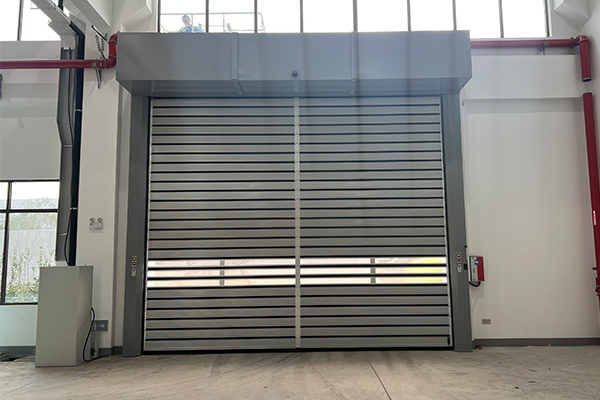 噴砂房環境挑戰升級，渦輪硬質快速門如何破解粉塵與效率難題？